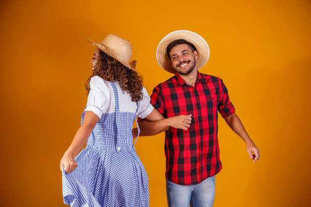 Brazil pár visel hagyományos ruhát Festa Junina - Június fesztivál - Fotó, kép