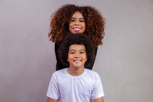Mother and son with black power style hair. - Zdjęcie, obraz