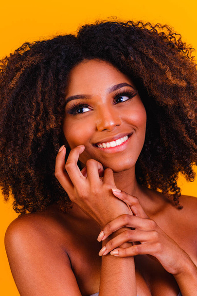Africké americké modely péče o pleť s perfektní pletí a kudrnatými vlasy. Koncept kosmetické lázeňské léčby. - Fotografie, Obrázek