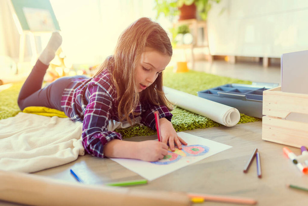 Yaratıcı Çocuk Oturma odası zeminine çizim yapıyor - Fotoğraf, Görsel