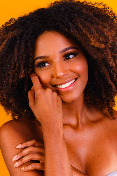 African American skincare models with perfect skin and curly hair. Beauty spa treatment concept. - Foto, Imagen