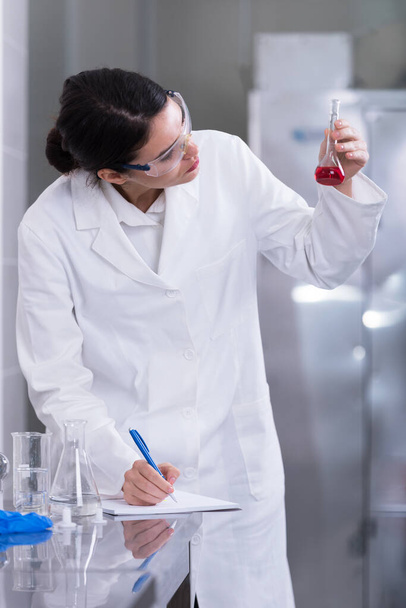 joven química femenina en el laboratorio  - Foto, Imagen