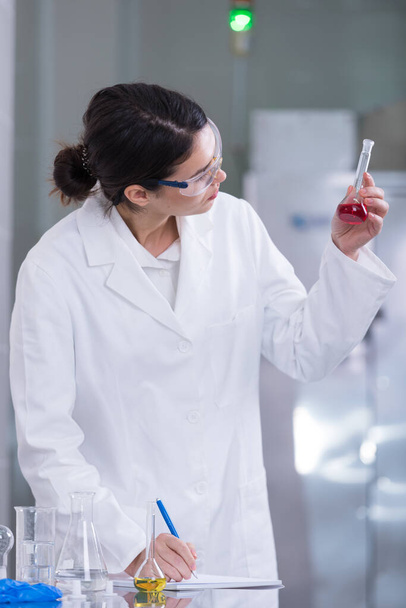young female chemist in the laboratory  - Foto, Bild