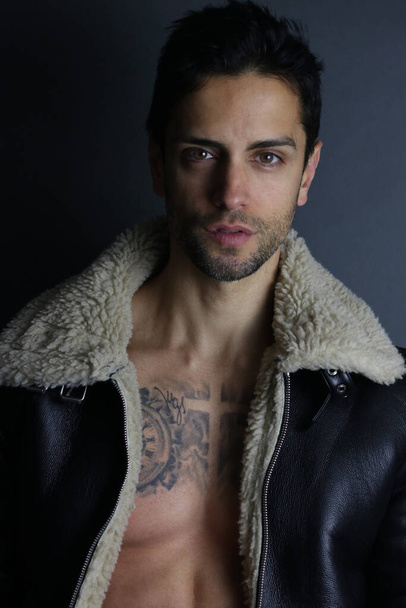 Hombre guapo con tatuaje usando una chaqueta de lana - Foto, Imagen