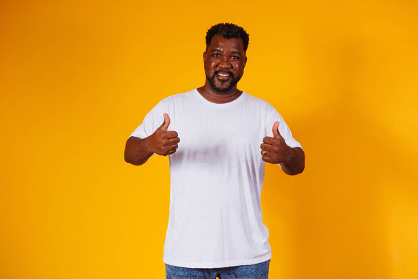 black man with thumb up - Foto, afbeelding