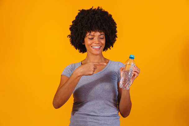 afro woman with bottle of water - Foto, Imagen