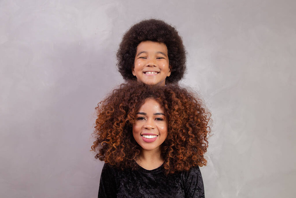Mutter und Sohn mit schwarzen Power-Frisuren. - Foto, Bild