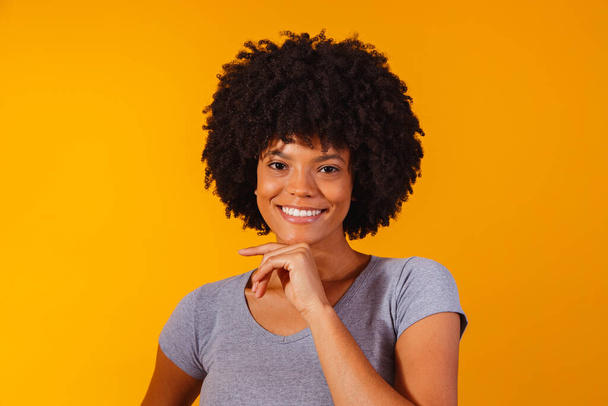 Beautiful african american girl with an afro hairstyle smiling - Valokuva, kuva