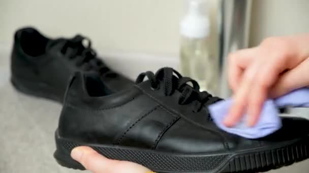 Limpieza de zapatos de nobuck negro con un paño húmedo. Cuidado de los zapatos de cuero - Imágenes, Vídeo