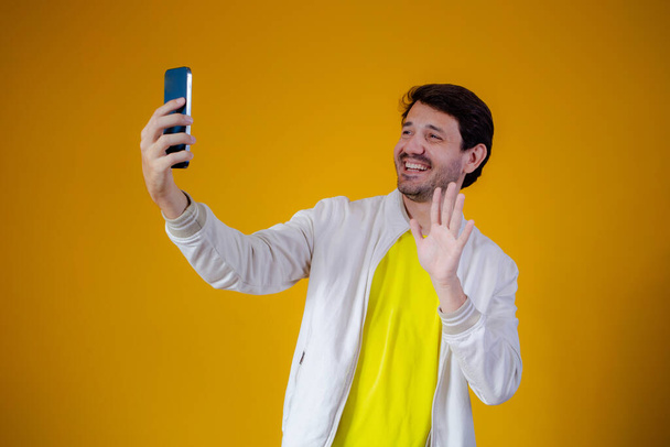férfi videohíváson valakivel mobilon - Fotó, kép