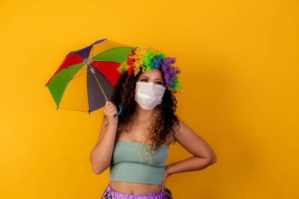 Бразилец в карнавальном костюме. Эпидемия гриппа, защита от вируса. Ковид-19, коронавирус, плотоядная концепция - Фото, изображение