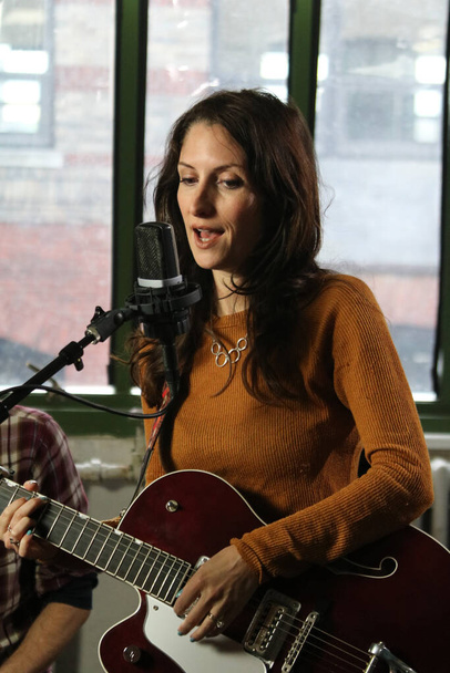 Maria Taylor films a session in Brooklyn - Foto, afbeelding