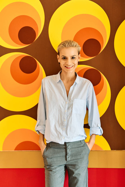 Portrait vertical d'une femme d'affaires élégante dans un espace moderne - Photo, image