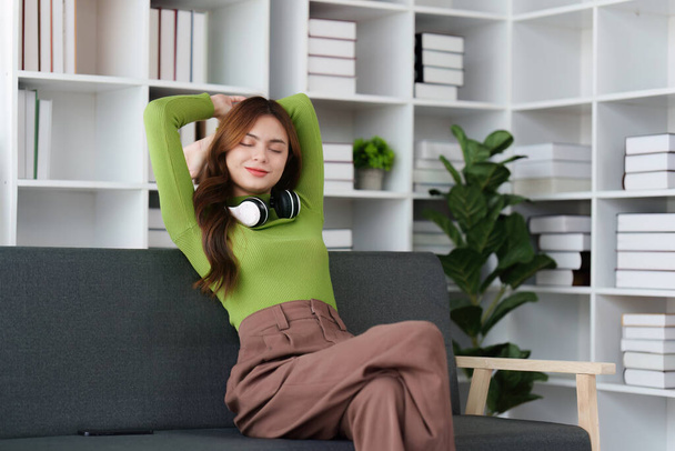 Mulher asiática atraente descansando confortável sala de estar e usando telefone celular, Relaxe, Sofá, Estilo de vida. - Foto, Imagem