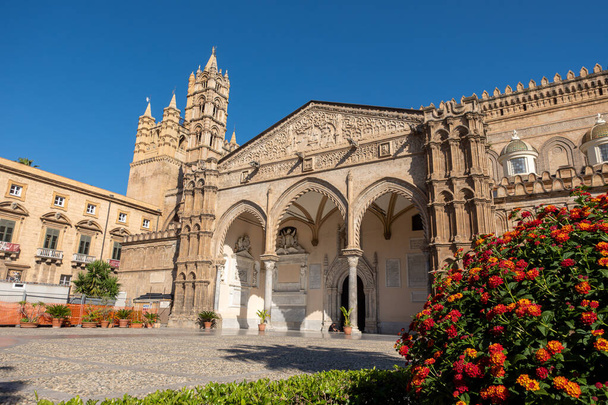 A híres palermói arab-normann bizánci katedrális homlokzata és kertjei, az UNESCO világörökségi helyszíne és a palermói római katolikus érsekség temploma. Szicília, Olaszország - Fotó, kép