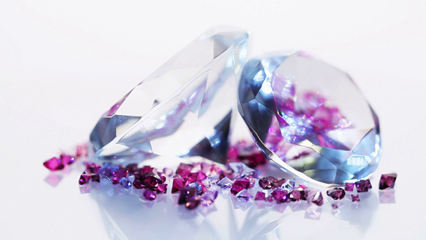 zwei große Diamanten mit vielen kleinen Edelsteinen rotieren - Filmmaterial, Video