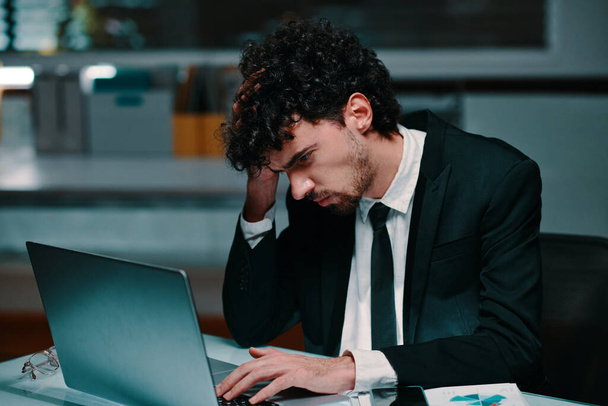 Втомлений збентежений бізнесмен виправляє помилки в щорічному звіті
 - Фото, зображення