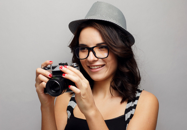 Beautiful girl in a hat with camera. - Foto, Imagen