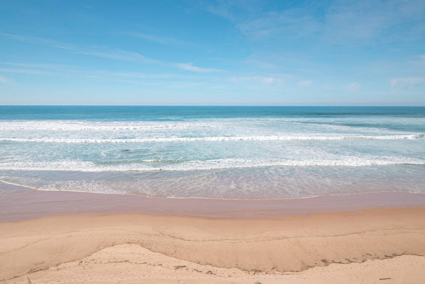 Praia do Brejo Largo w słoneczny dzień w regionie Odemira w zachodniej Portugalii. Wędrując wzdłuż Szlaku Rybackiego, Rota Vicentina. Różne odcienie niebieskiego i żółtego. - Zdjęcie, obraz
