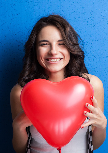 Láska a valentines den žena drží srdce s úsměvem roztomilý a ado - Fotografie, Obrázek