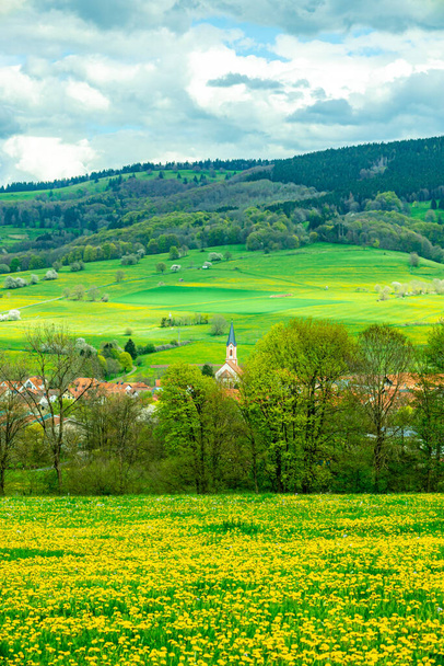 Wiosenna wycieczka po pięknych górach Rhn wokół Wasserkuppe - Hesja - Niemcy - Zdjęcie, obraz