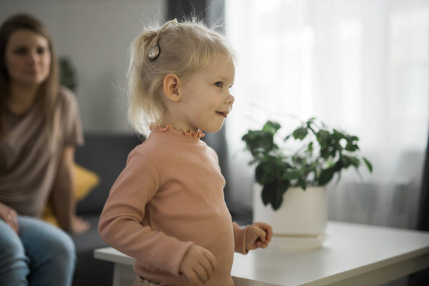 Criança surda com implante coclear de aparelho auditivo - Aparelho auditivo e medicina tecnologia inovadora e diversidade - Foto, Imagem