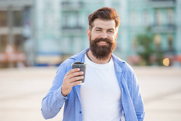 photo of cheerful guy at coffee break. guy at coffee break outdoor. guy at coffee break outside. guy at coffee break in the street. - Foto, Imagem