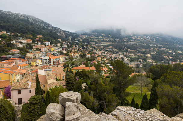 La Turbien kylä Augustuksen pokaalin pilvien alla - Valokuva, kuva