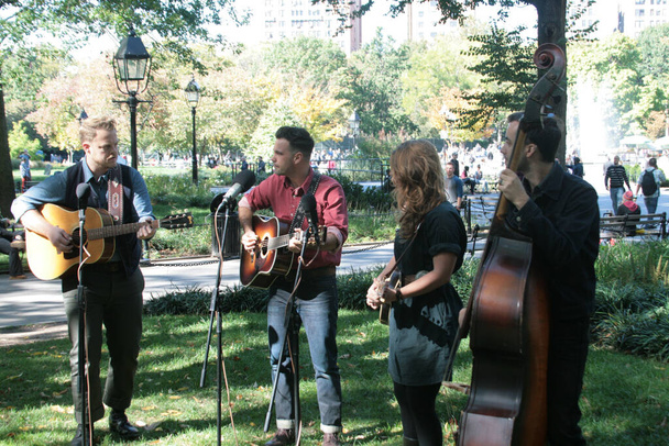 The Lone Bellow film a session in Washington Square Park in New York - Fotoğraf, Görsel