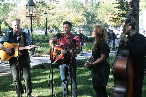 The Lone Bellow film a session in Washington Square Park in New York - Foto, Imagen