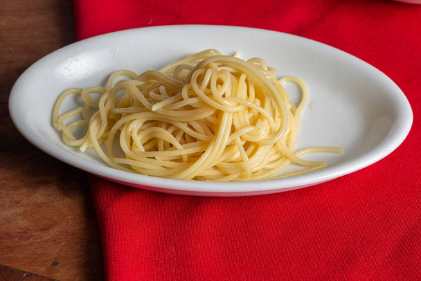Espaguetis hervidos en plato blanco - Foto, imagen