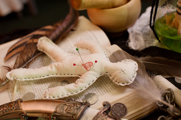 ブードゥー教のジプシーが人形に針を入れて - 写真・画像