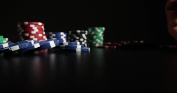 Casino chips en rode dobbelstenen op zwarte achtergrond. Gokspel - Video