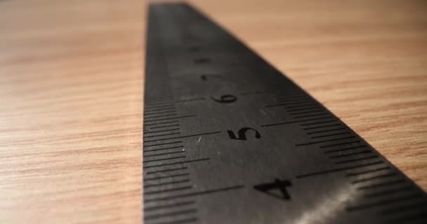 Primer plano de cinta métrica de construcción de metal en la mesa. Medición de parámetros - Imágenes, Vídeo