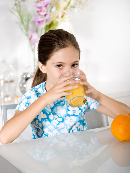 Little girl drinking orange juice - Valokuva, kuva