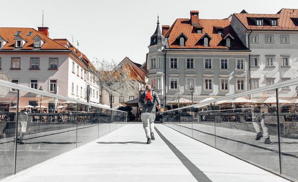Portrait of a hipster running man. A man in a big city on the street - Fotoğraf, Görsel