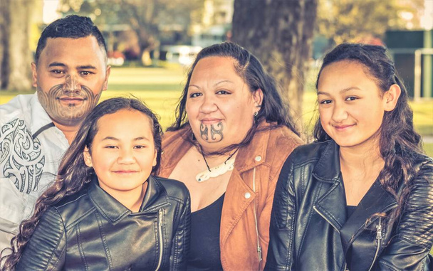 Retrato de uma jovem família maori tirada ao ar livre - Foto, Imagem