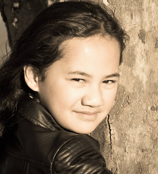 Портретний образ молодої дівчини маорі, яку вивезли на вулицю в парку..  - Фото, зображення