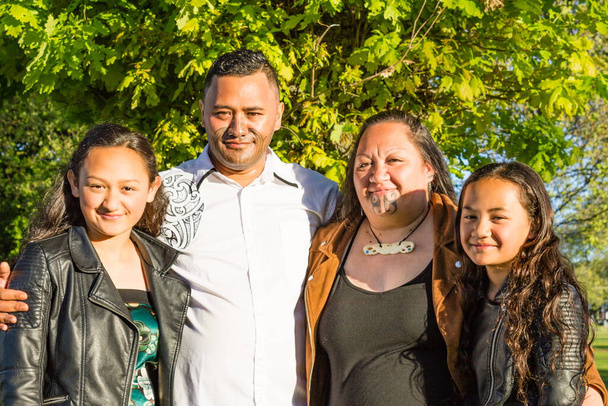 Retrato de uma jovem família maori levada ao ar livre em um cenário de parque - Foto, Imagem