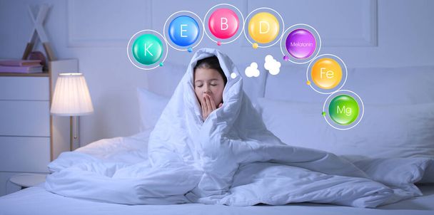 Banner con niña cansada en la cama y conjunto de micronutrientes para un sueño saludable - Foto, imagen