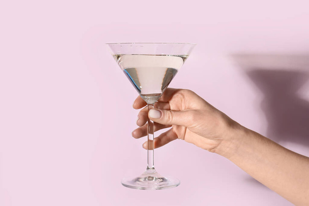 Kobieta ze szklanką martini na tle liliowym - Zdjęcie, obraz