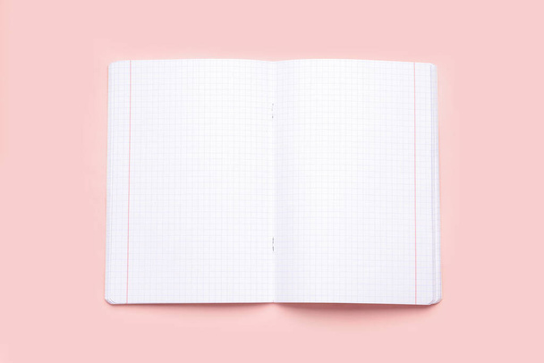 Copybook páginas en blanco sobre fondo rosa - Foto, imagen