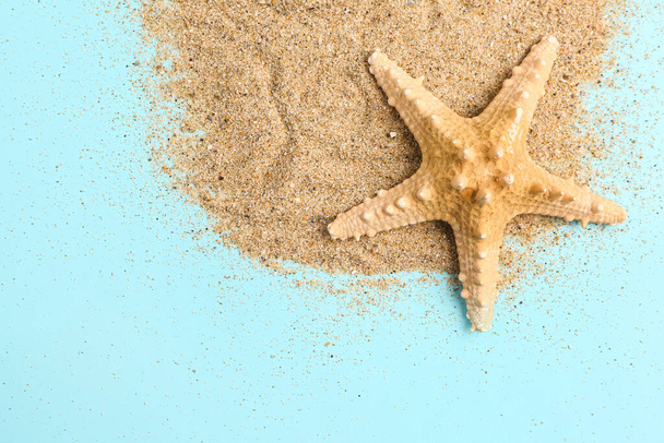 Mavi arka planda deniz yıldızlı kum - Fotoğraf, Görsel