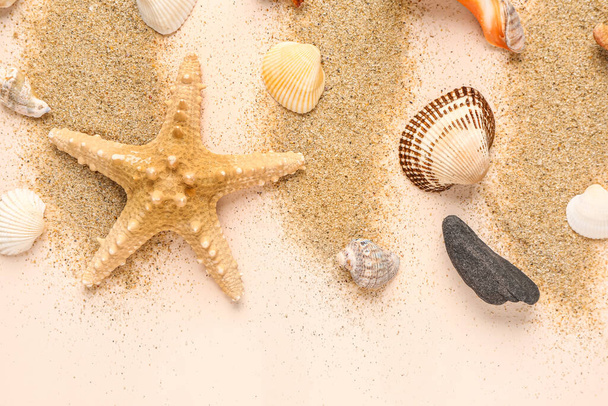 Kum, deniz kabukları ve açık pembe arka planda deniz yıldızları. - Fotoğraf, Görsel