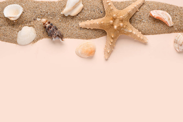 Песок с ракушками и морскими звездами на бледно-розовом фоне - Фото, изображение