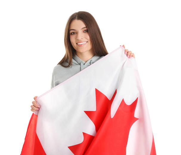 Jonge vrouw met vlag van Canada op witte achtergrond - Foto, afbeelding