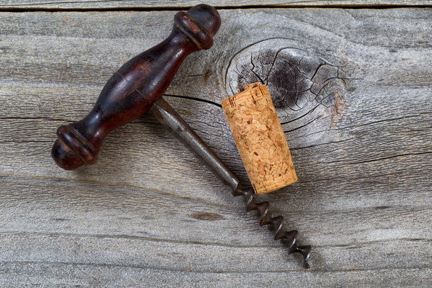 Sacacorchos Vintage con un solo corcho usado en madera rústica
  - Foto, Imagen