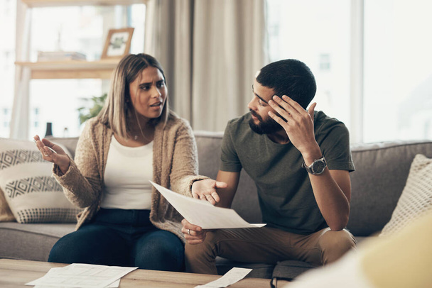 Больше долгов, больше стресса. молодая пара спорит во время рассмотрения документов дома - Фото, изображение