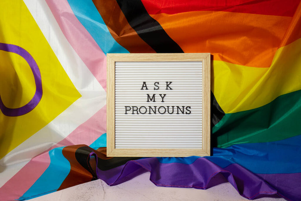 Vraag MIJN PRONOUNS tekst Neo voornaamwoorden concept op Rainbow vlag achtergrond geslacht voornaamwoorden. Niet-binaire mensen rechten transgenders. Lgbtq steun van de gemeenschap veronderstel mijn geslacht, respect voornaamwoorden tolerantie gelijk - Foto, afbeelding