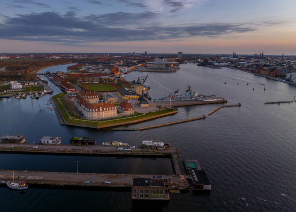 Ηλιοβασίλεμα εναέρια άποψη του νησιού φρούριο Nyholm και την Κοπεγχάγη - Φωτογραφία, εικόνα